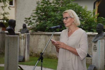 Ob predstavljanju pesmi v krškem mestnem parku